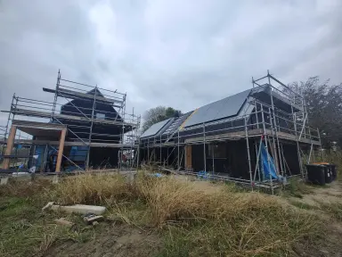 Monteren van gevelbekleding (Burned Wood) te Boven Leeuwen 2024_JM Concepten BV